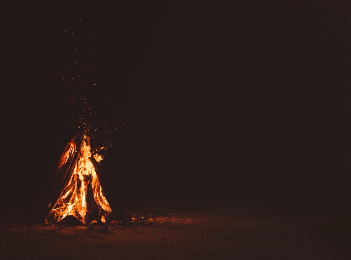 Offenes Feuer vor dunklem Hintergrund