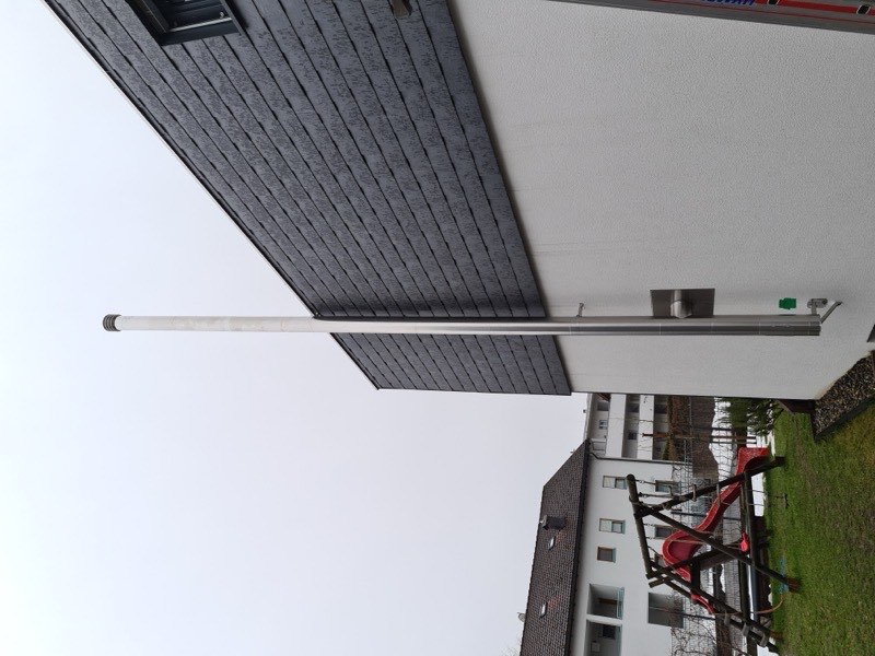 Kamin an einem modernen Haus mit dunkler Fassade